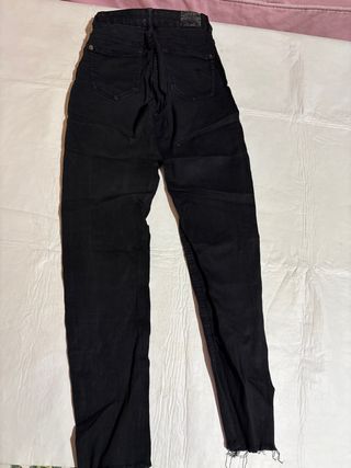 Pantalones vaqueros negros rotos mujer