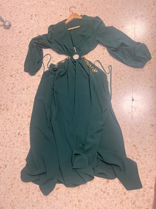 Vestido verde con cadenas y manga larga