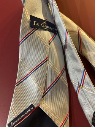 Corbata de exposición a rayas