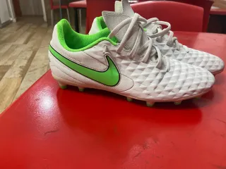 Botas de fútbol Nike blancas y verdes  nike tiempo