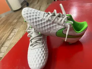 Botas de fútbol Nike blancas y verdes  nike tiempo