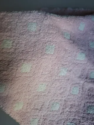 Copertina bianca e borsa in pile con disegno  Roby