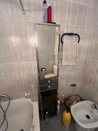 Armario de baño estrecho con espejo