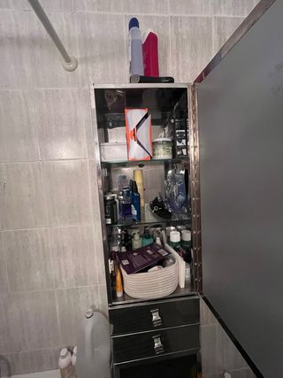 Armario de baño estrecho con espejo