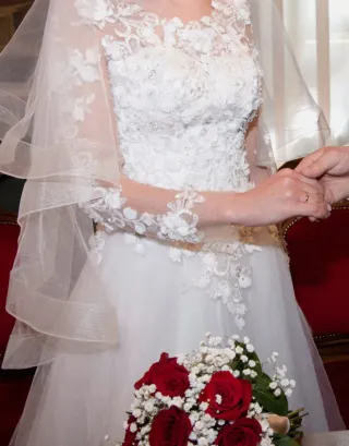 Abito da sposa bianco con dettagli blu