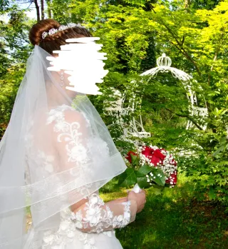 Abito da sposa bianco con dettagli blu