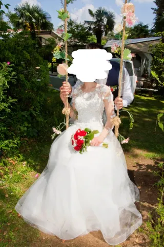 Abito da sposa bianco con dettagli blu