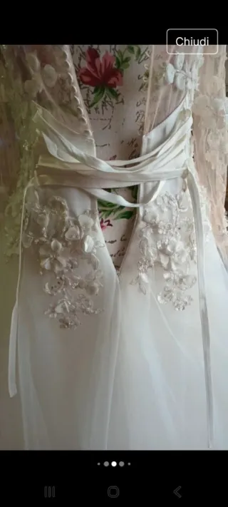 Abito da sposa bianco con dettagli blu