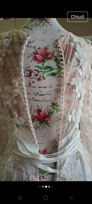 Abito da sposa bianco con dettagli blu