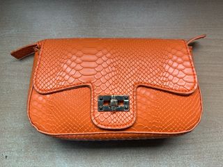 Bolso naranja con textura piel de serpiente