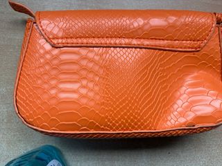 Bolso naranja con textura piel de serpiente