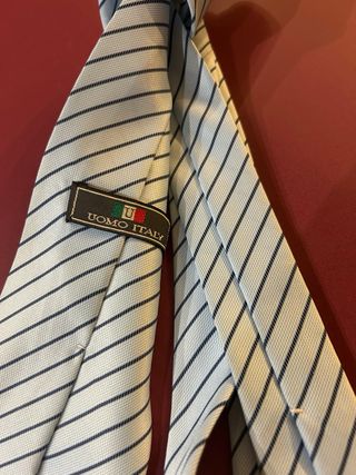 Corbata de rayas azul y blanco