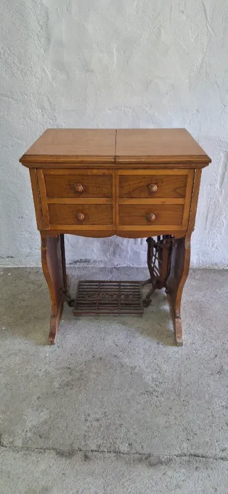 Mesa de máquina de coser antigua