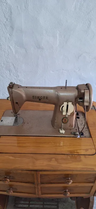Mesa de máquina de coser antigua