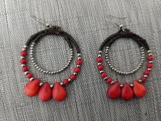 Pendientes cuero y cuentas rojas