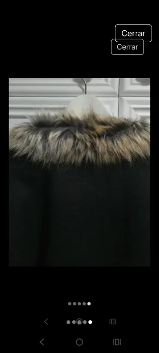 Abrigo negro con cuello de pelo