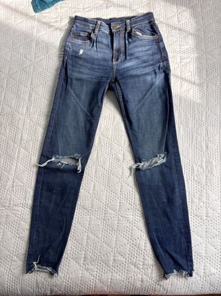 Pantalón vaquero desgarrado azul