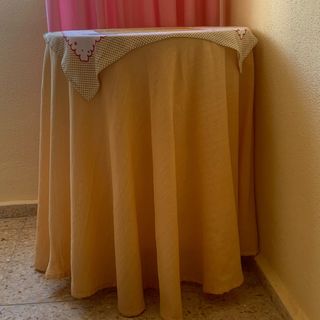 Mesa camilla tela amarilla y blanca