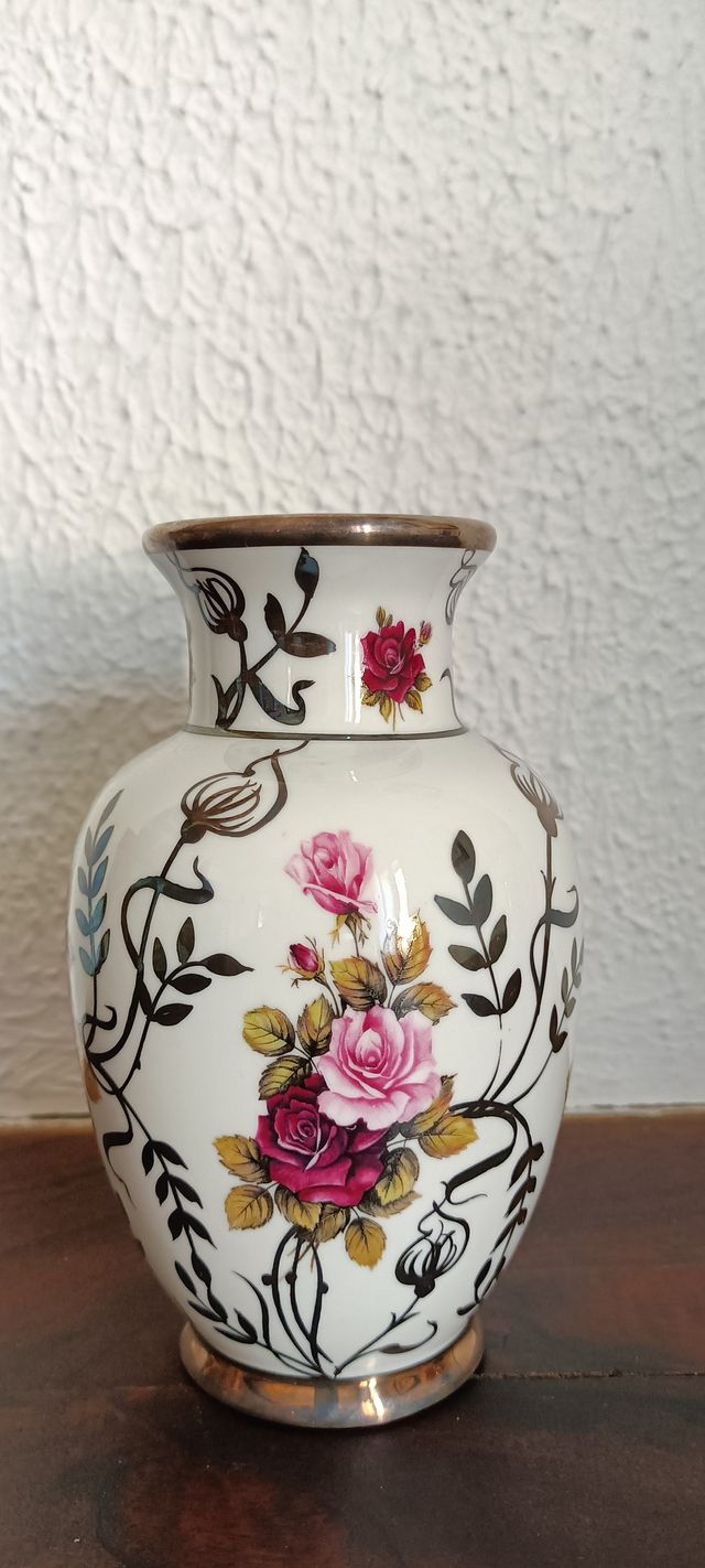 Jarrón porcelana flores rosas plata