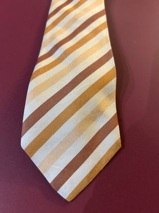 Corbata de rayas beige y marrón