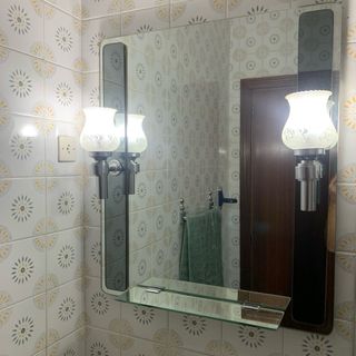 Espejo de baño plateado y transparente