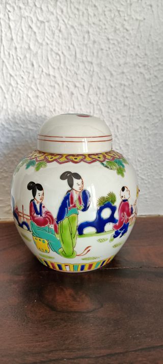 Jarra de porcelana con tapa decorada