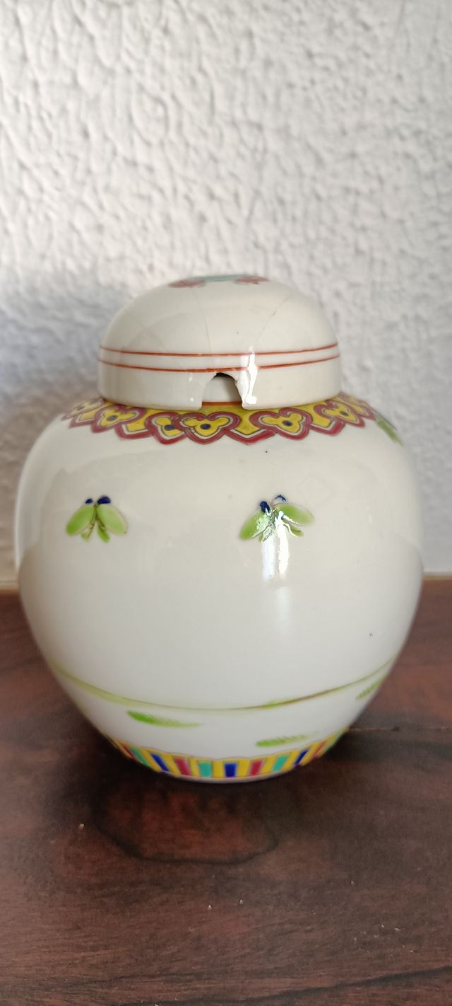 Jarra de porcelana con tapa decorada