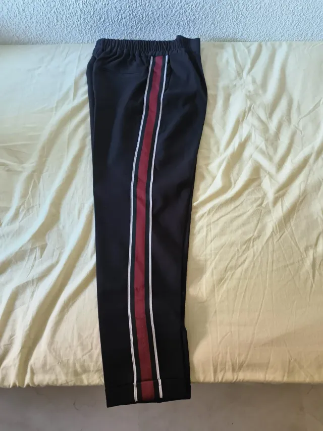 Pantalón negro con raya lateral roja