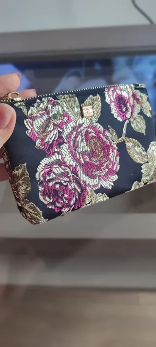 Cartera con flores rosas y doradas