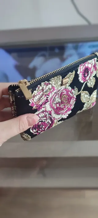 Cartera con flores rosas y doradas