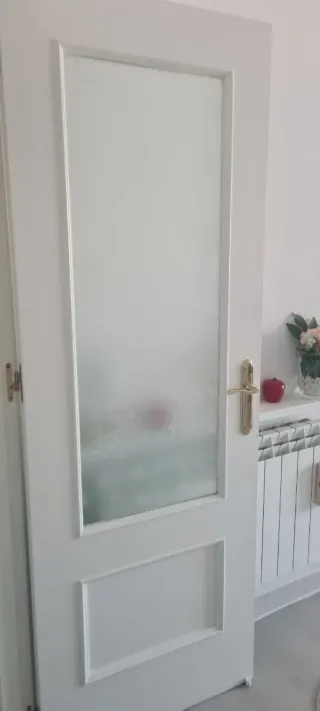 Puerta blanca con cristal y sin cristal