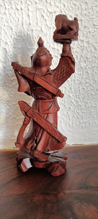Figura madera tallada guerrero chino