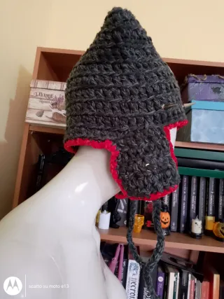 Cappello fatto a mano grigio con bordi rossi