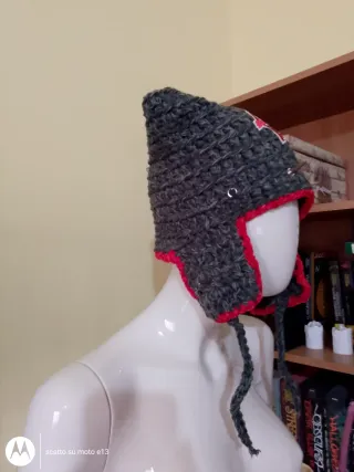 Cappello fatto a mano grigio con bordi rossi
