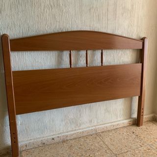 Cabecero de madera marrón