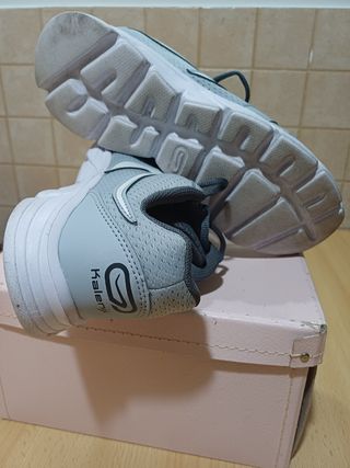 Scarpe da ginnastica grigie e bianche