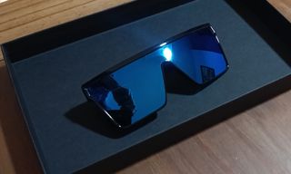 Occhiali da sole blu elettrico