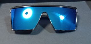 Occhiali da sole blu elettrico