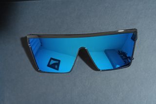 Occhiali da sole blu elettrico