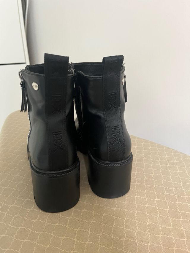 Botines negros Xti con cremallera