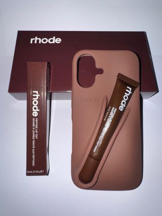 Rhode Peptide Lip Tint y Funda iPhone 16