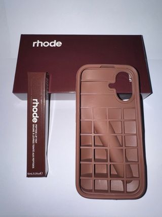 Rhode Peptide Lip Tint y Funda iPhone 16