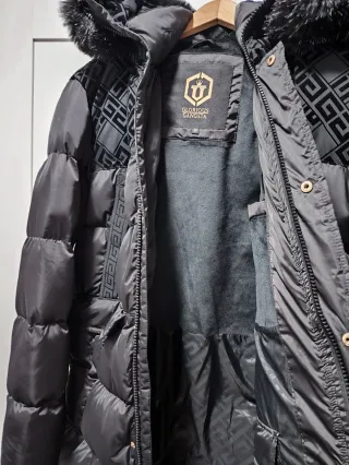 Abrigo negro largo acolchado con capucha