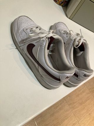 Zapatillas Nike Blancas y Rojas