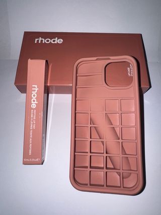 Rhode Peptide Lip Tint y funda iPhone