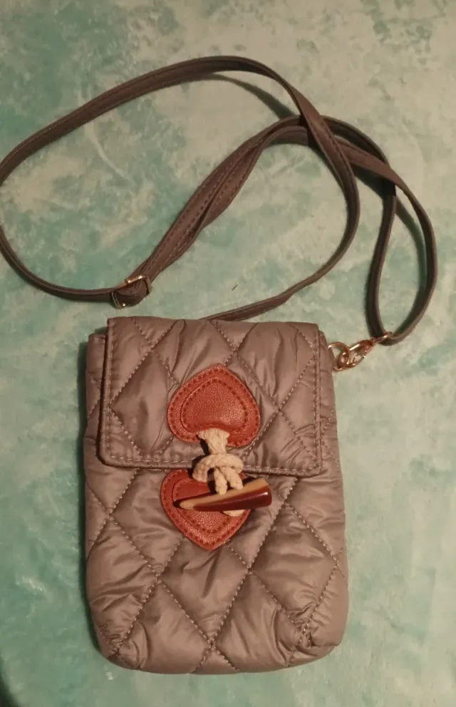 Bolso acolchado gris con correa