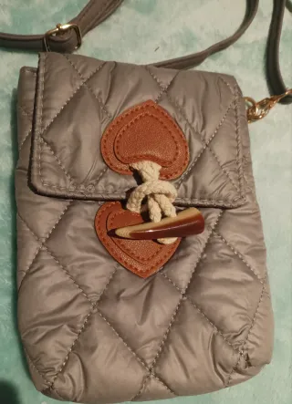 Bolso acolchado gris con correa