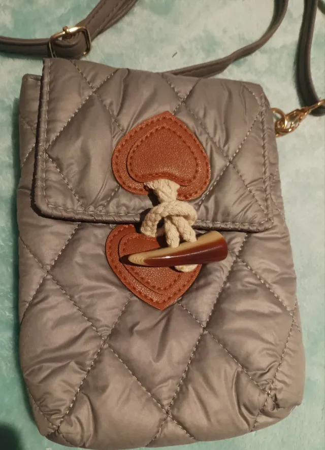 Bolso acolchado gris con correa