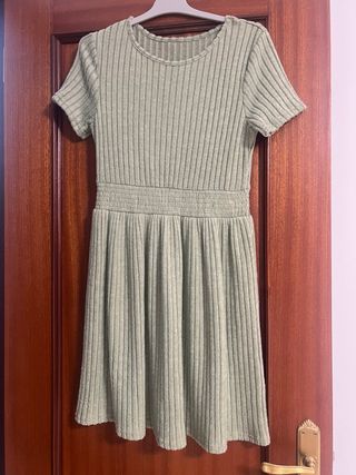 Vestido verde oliva de canalé