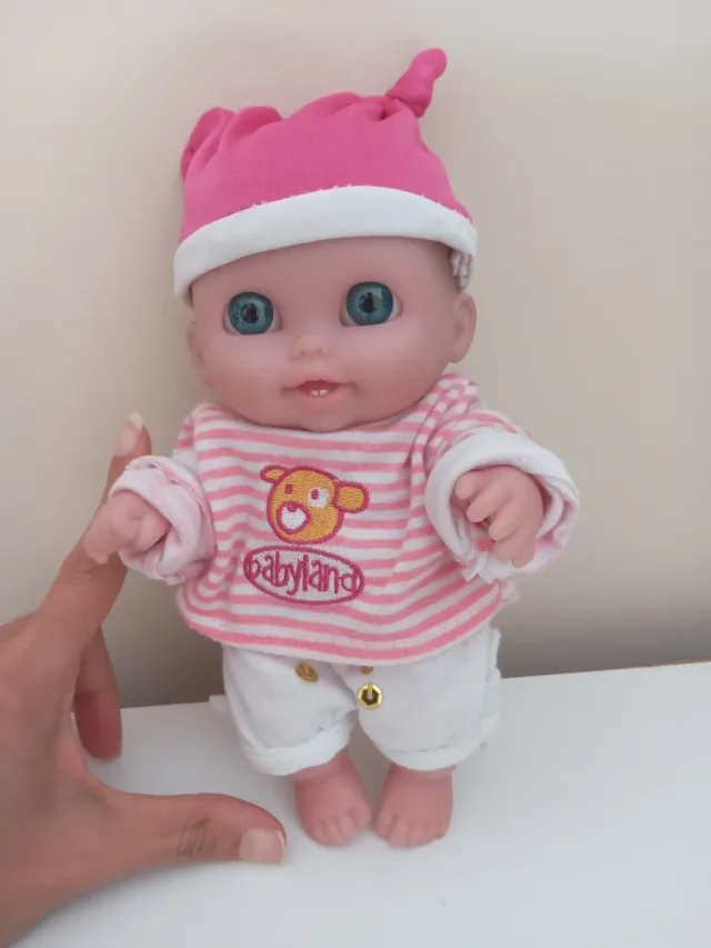 Muñeco bebé con gorrito rosa